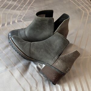 Sorel Cate Cut Out Charcoal Gray Leather & Suede Ankle Booties
